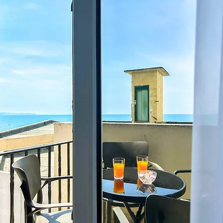 Oceanfront Apartment *